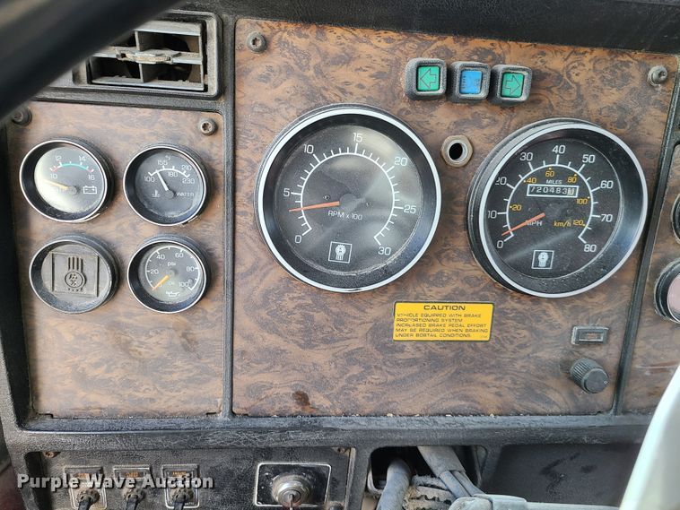 image for item IA9296 1997 Kenworth T600  semi truck