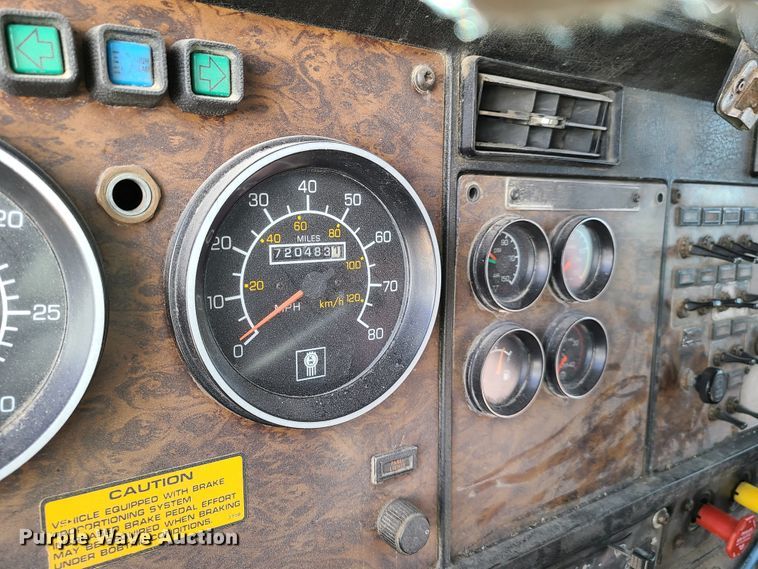 image for item IA9296 1997 Kenworth T600  semi truck