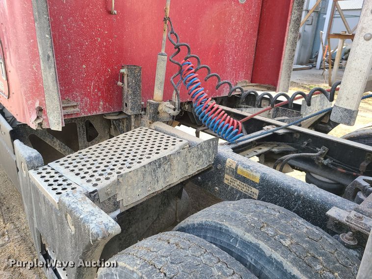 image for item IA9296 1997 Kenworth T600  semi truck