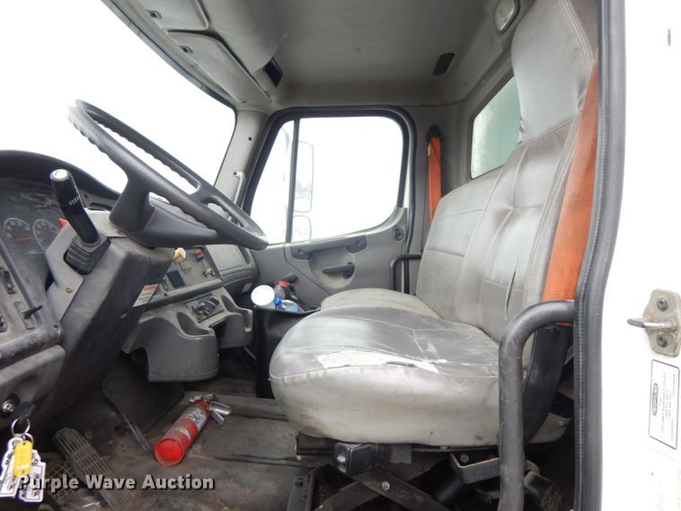 image for item IX9311 2007 Freightliner Business Class M2  box truck