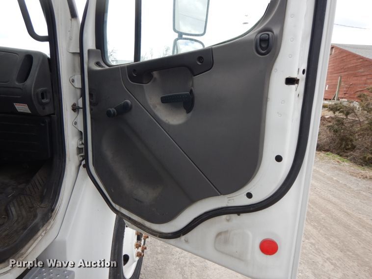 image for item IX9311 2007 Freightliner Business Class M2  box truck