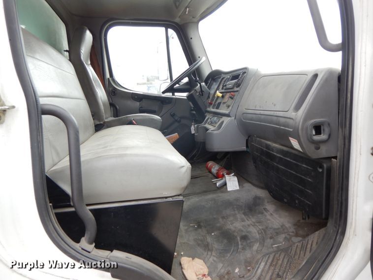 image for item IX9311 2007 Freightliner Business Class M2  box truck