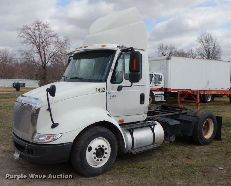 image for item IX9312 2007 International 8600  semi truck