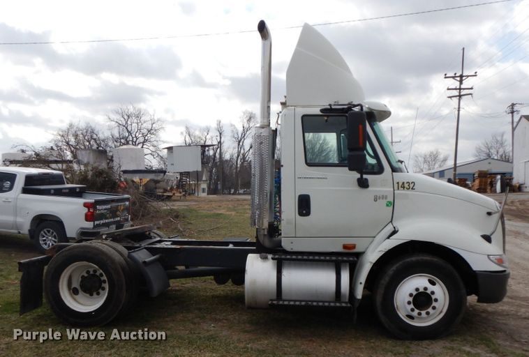 image for item IX9312 2007 International 8600  semi truck