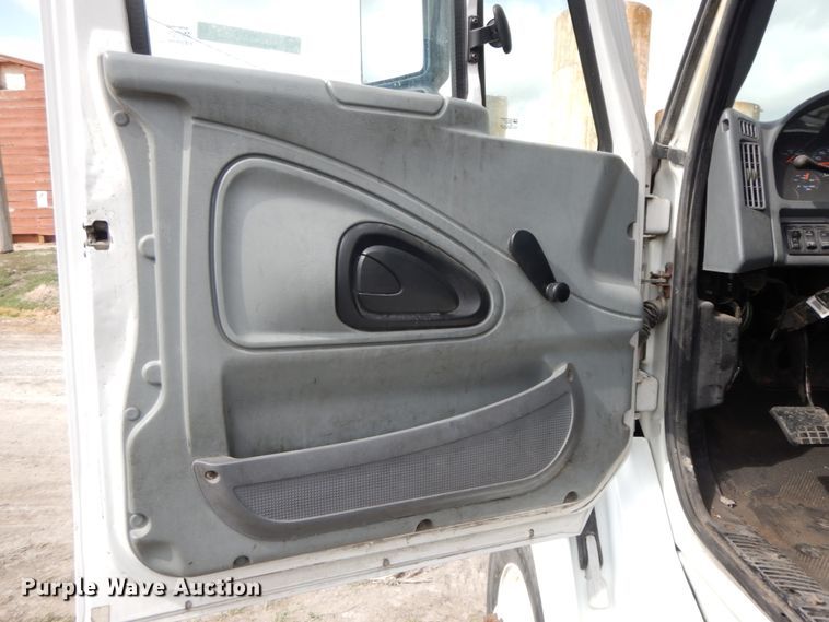 image for item IX9312 2007 International 8600  semi truck