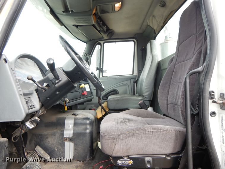 image for item IX9312 2007 International 8600  semi truck