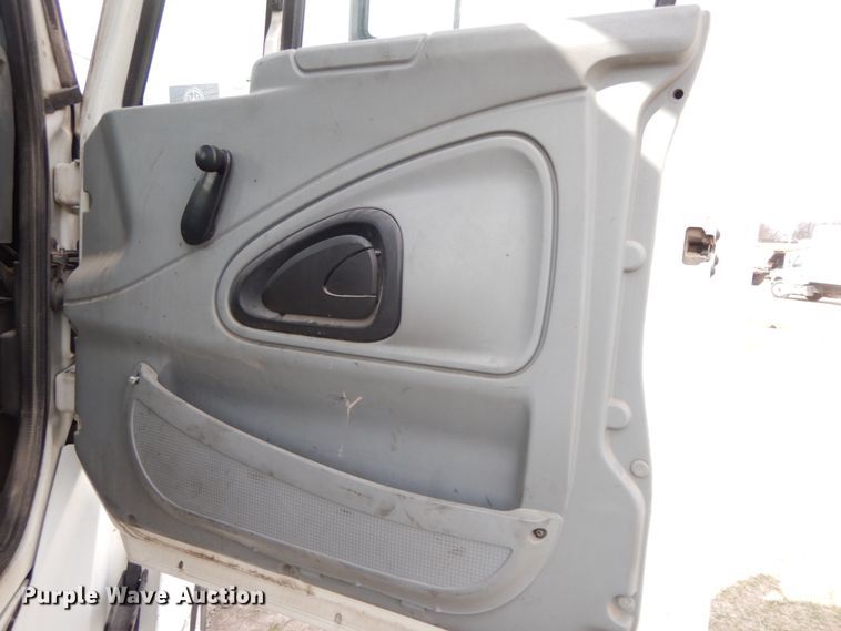 image for item IX9312 2007 International 8600  semi truck