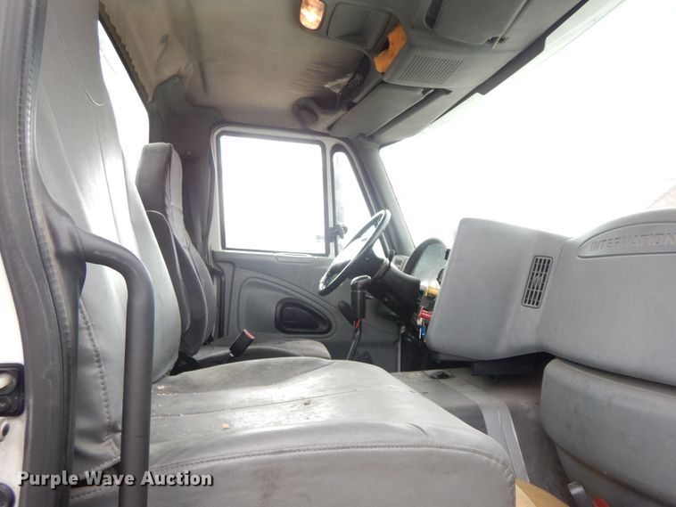 image for item IX9312 2007 International 8600  semi truck