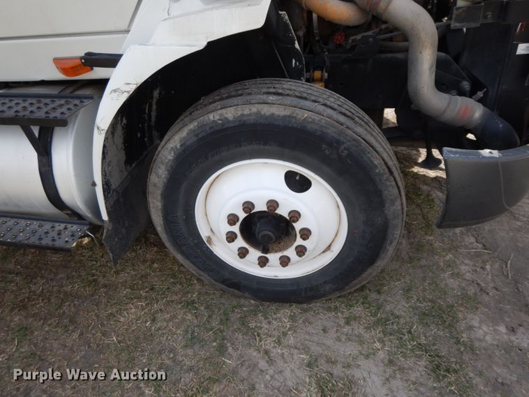 image for item IX9312 2007 International 8600  semi truck