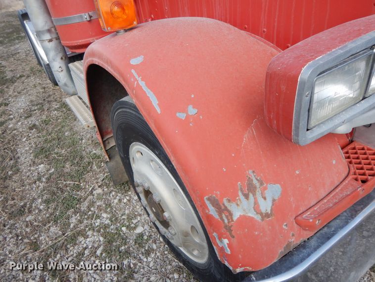 image for item IX9321 1986 Peterbilt 359  semi truck