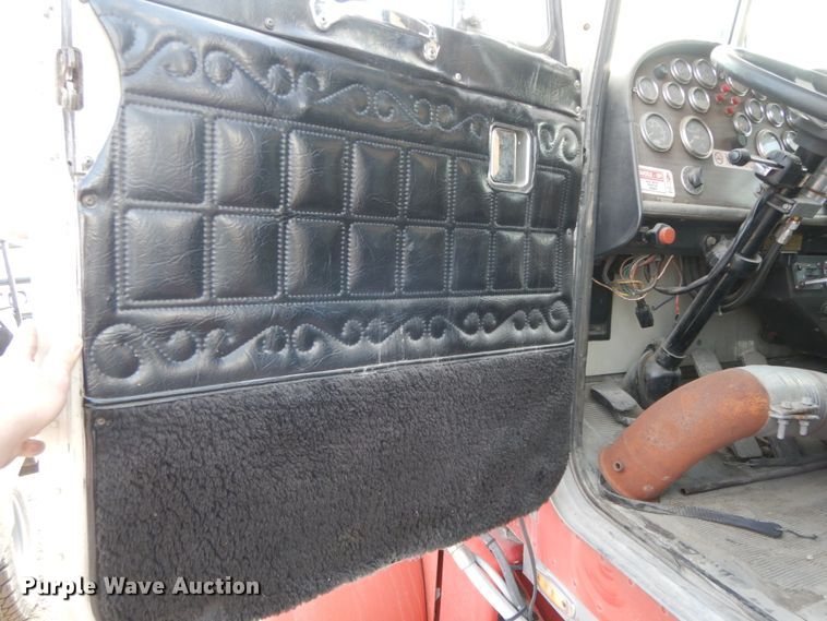 image for item IX9321 1986 Peterbilt 359  semi truck