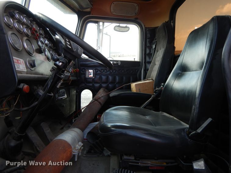 image for item IX9321 1986 Peterbilt 359  semi truck