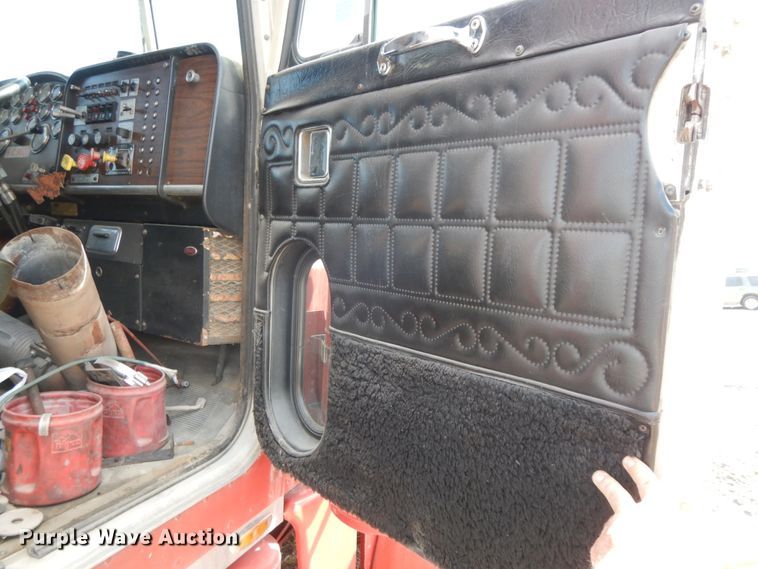 image for item IX9321 1986 Peterbilt 359  semi truck