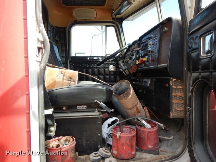 image for item IX9321 1986 Peterbilt 359  semi truck