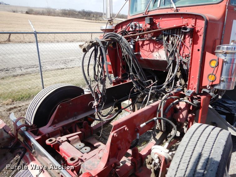 image for item IX9321 1986 Peterbilt 359  semi truck