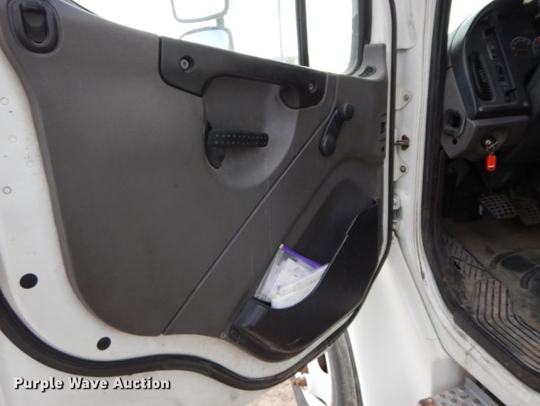 image for item IX9323 2006 Freightliner Business Class M2  box truck