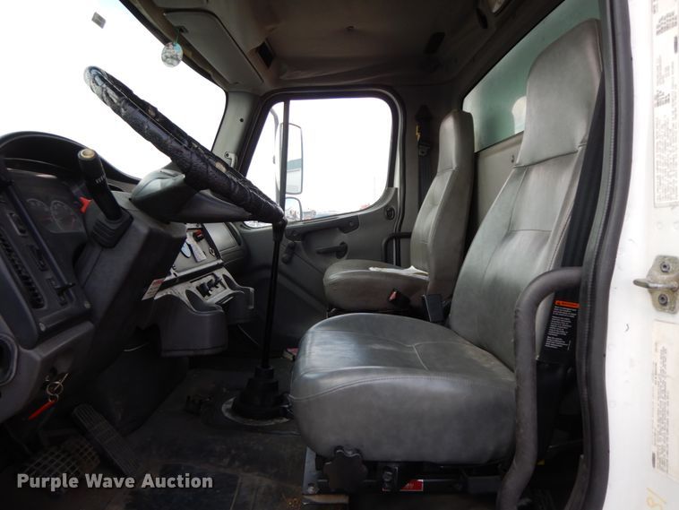 image for item IX9323 2006 Freightliner Business Class M2  box truck