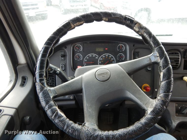 image for item IX9323 2006 Freightliner Business Class M2  box truck