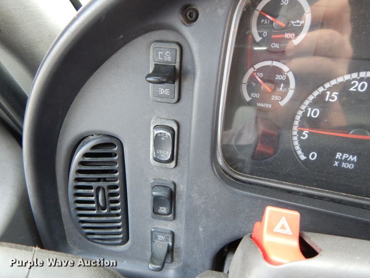 image for item IX9323 2006 Freightliner Business Class M2  box truck