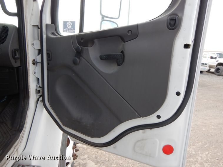 image for item IX9323 2006 Freightliner Business Class M2  box truck