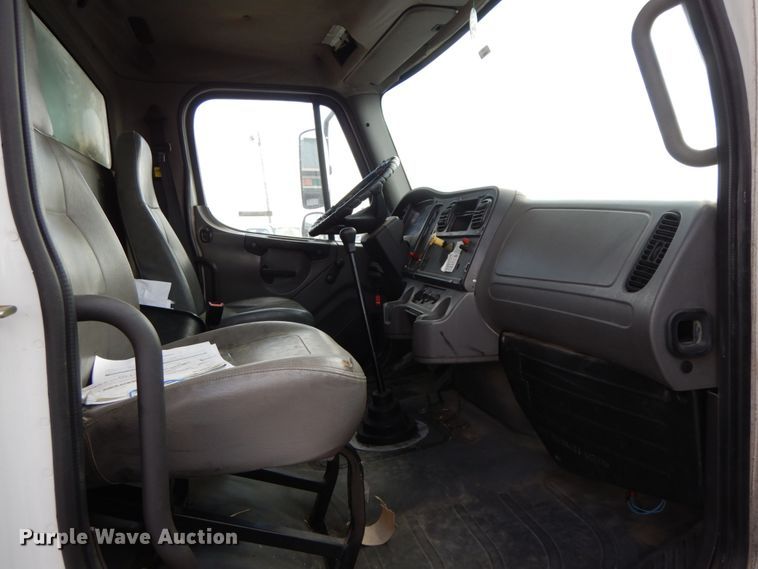 image for item IX9323 2006 Freightliner Business Class M2  box truck