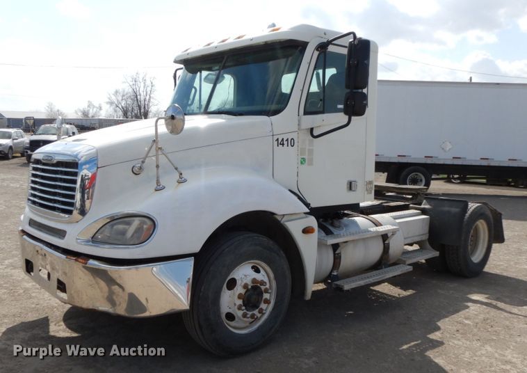 image for item IX9324 2005 Freightliner Columbia  semi truck