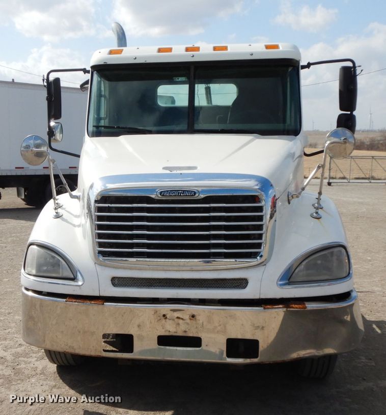 image for item IX9324 2005 Freightliner Columbia  semi truck