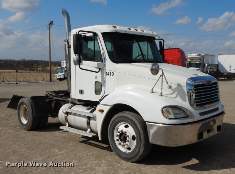 image for item IX9324 2005 Freightliner Columbia  semi truck