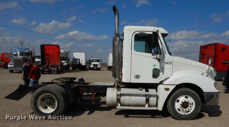 image for item IX9324 2005 Freightliner Columbia  semi truck