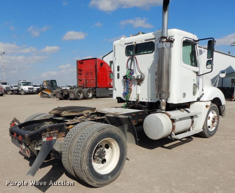 image for item IX9324 2005 Freightliner Columbia  semi truck