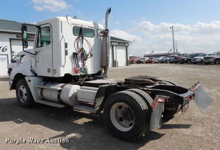 image for item IX9324 2005 Freightliner Columbia  semi truck
