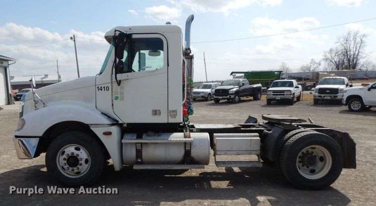 image for item IX9324 2005 Freightliner Columbia  semi truck