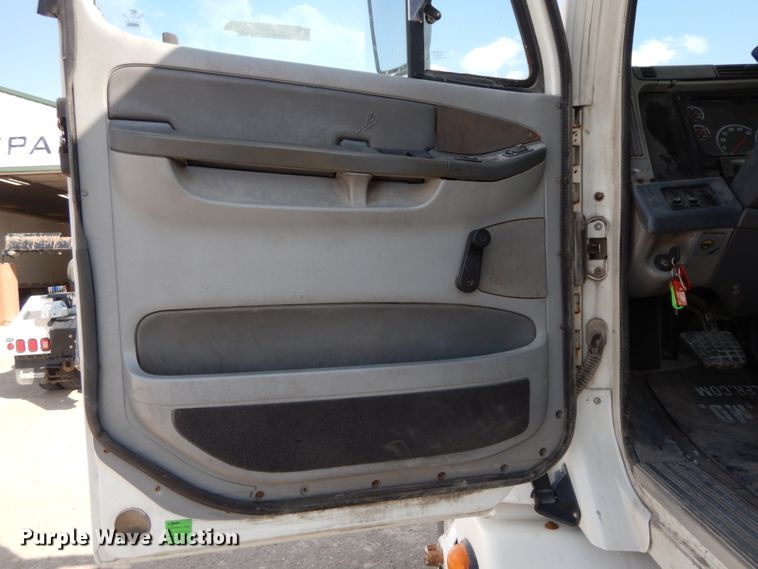 image for item IX9324 2005 Freightliner Columbia  semi truck