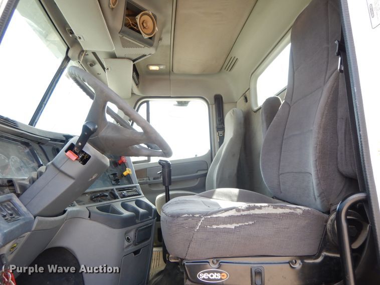 image for item IX9324 2005 Freightliner Columbia  semi truck