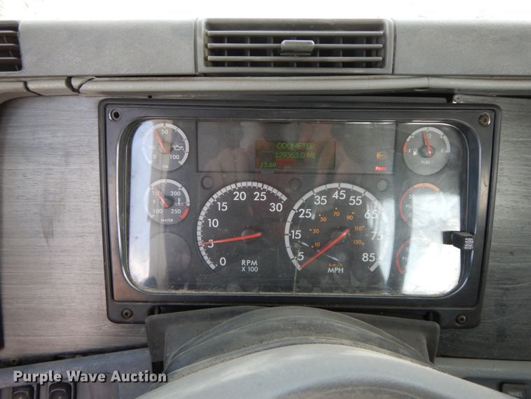 image for item IX9324 2005 Freightliner Columbia  semi truck