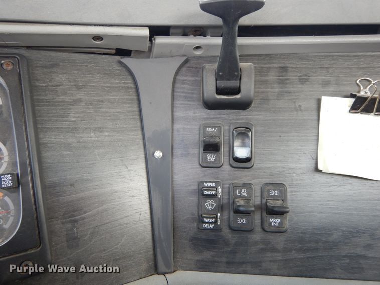 image for item IX9324 2005 Freightliner Columbia  semi truck