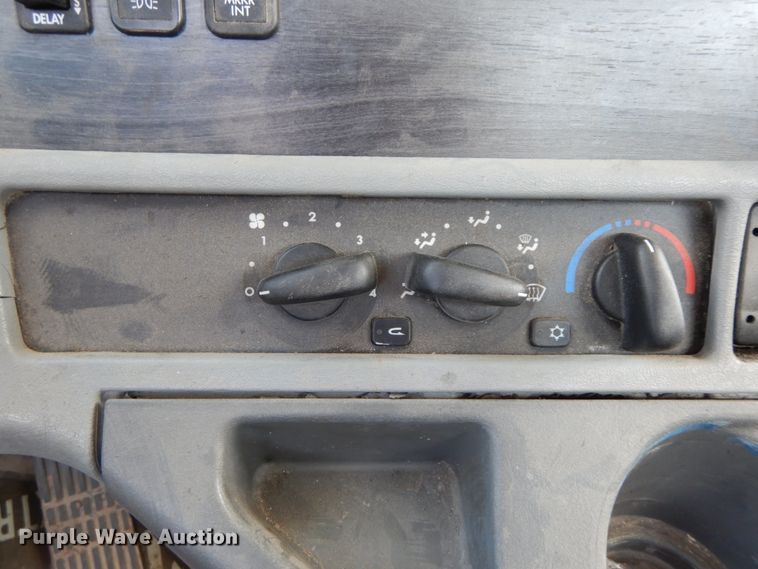 image for item IX9324 2005 Freightliner Columbia  semi truck