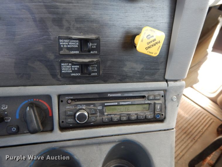 image for item IX9324 2005 Freightliner Columbia  semi truck