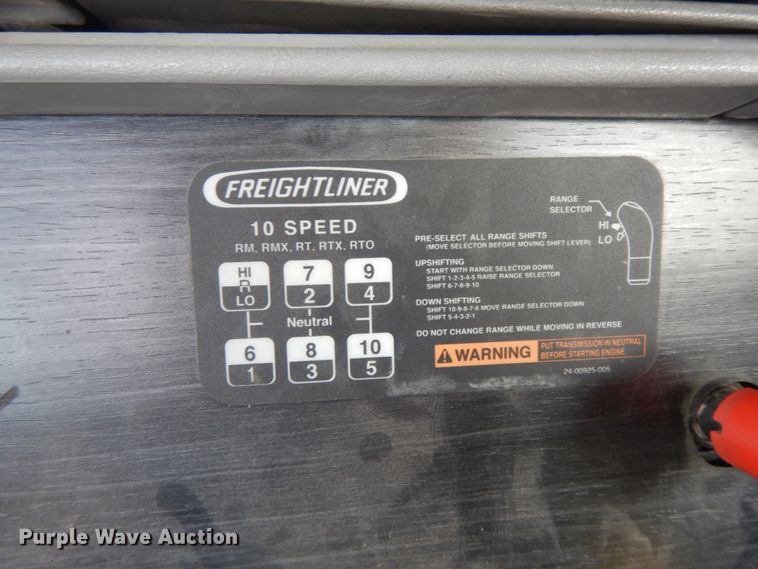 image for item IX9324 2005 Freightliner Columbia  semi truck