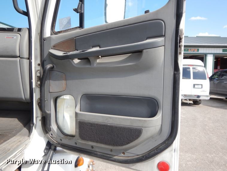 image for item IX9324 2005 Freightliner Columbia  semi truck