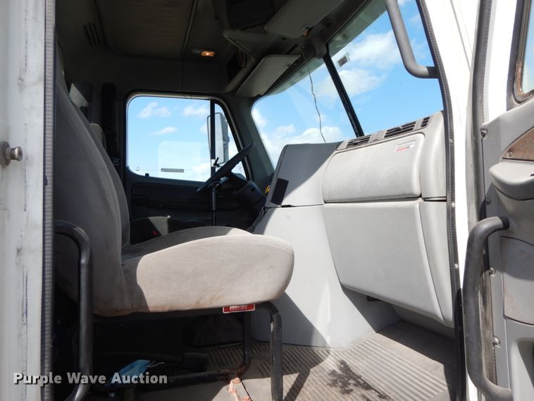 image for item IX9324 2005 Freightliner Columbia  semi truck