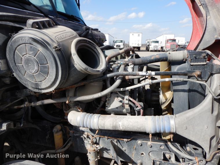 image for item IX9324 2005 Freightliner Columbia  semi truck