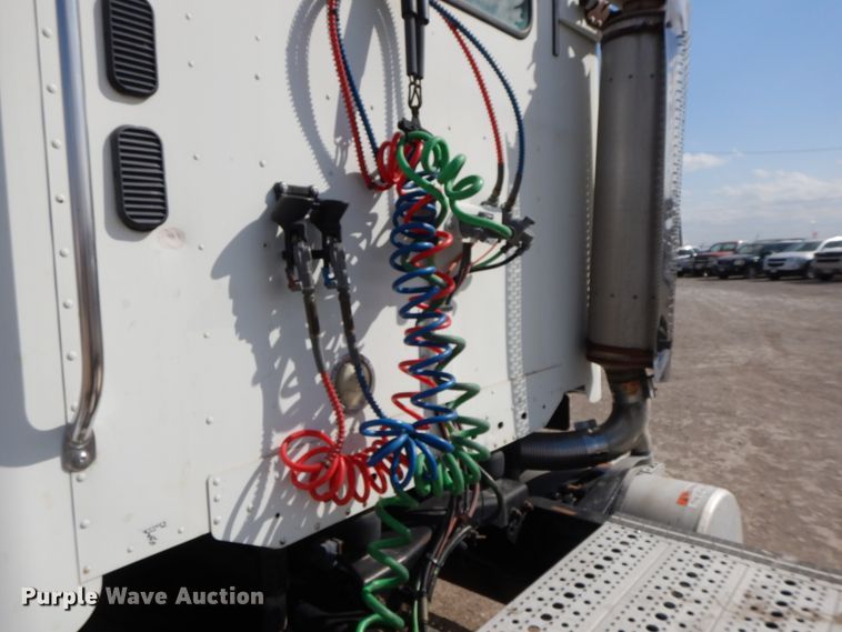 image for item IX9324 2005 Freightliner Columbia  semi truck