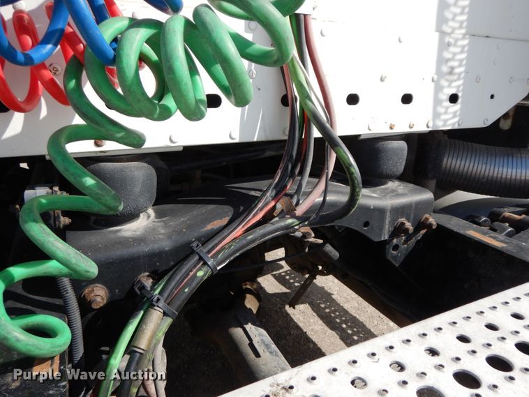 image for item IX9324 2005 Freightliner Columbia  semi truck