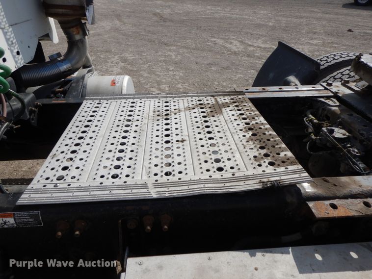 image for item IX9324 2005 Freightliner Columbia  semi truck