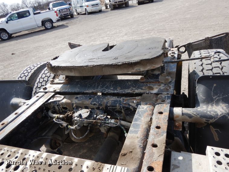 image for item IX9324 2005 Freightliner Columbia  semi truck