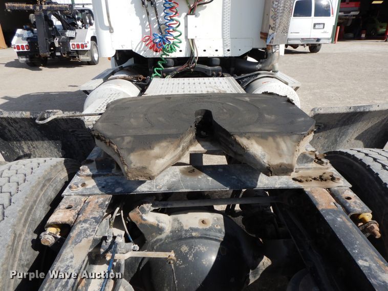 image for item IX9324 2005 Freightliner Columbia  semi truck