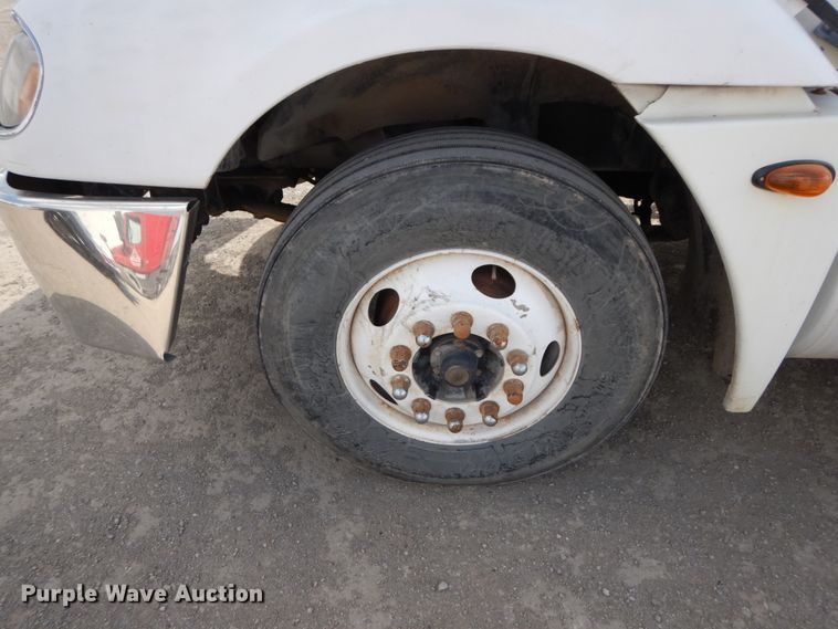 image for item IX9324 2005 Freightliner Columbia  semi truck