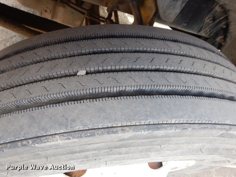 image for item IX9324 2005 Freightliner Columbia  semi truck