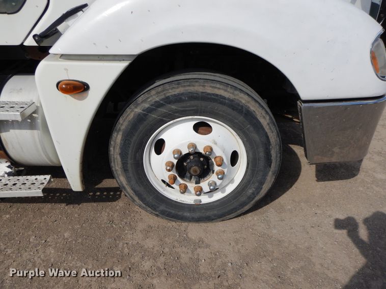 image for item IX9324 2005 Freightliner Columbia  semi truck